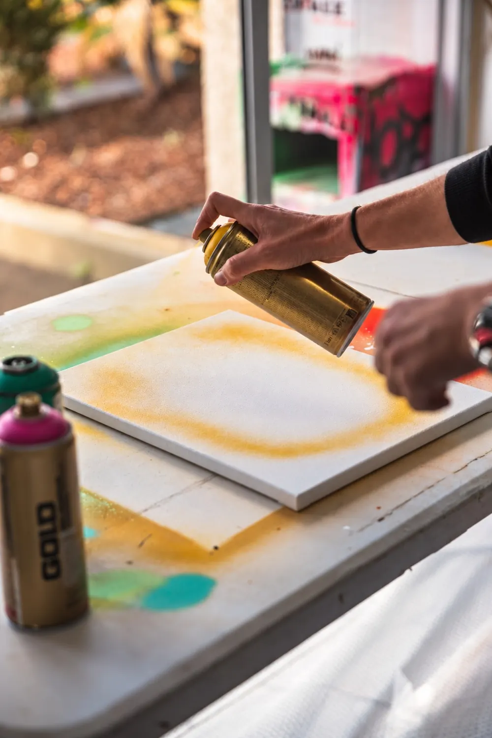 Fond de toile réalisé à la bombe de peinture jaune pendant un atelier