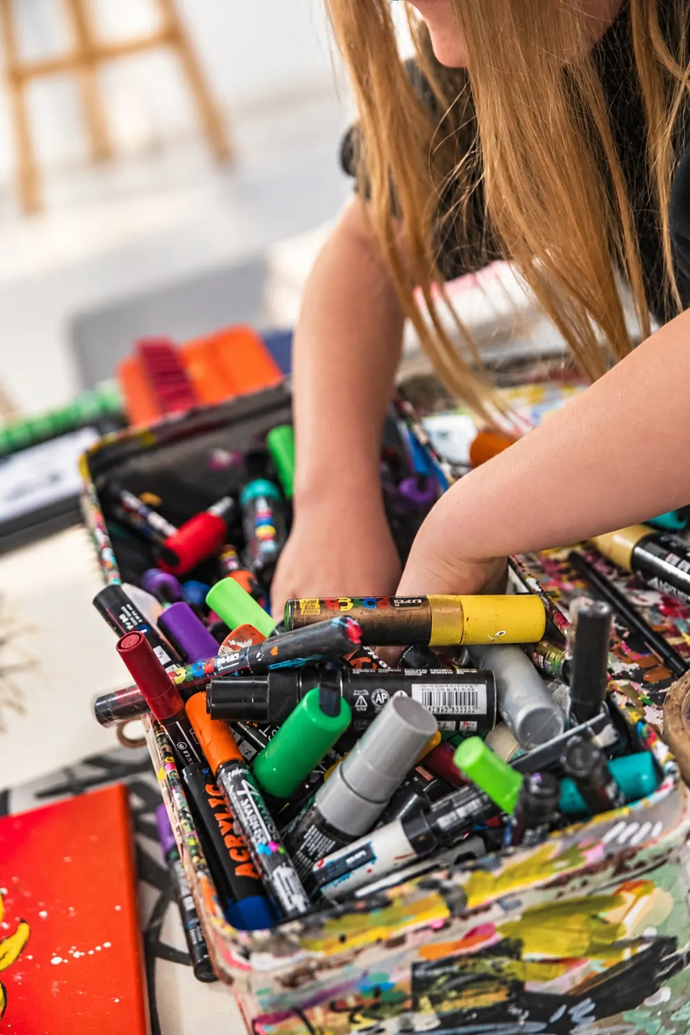 Bac de marqueurs et de feutres de couleur pour l'atelier street art