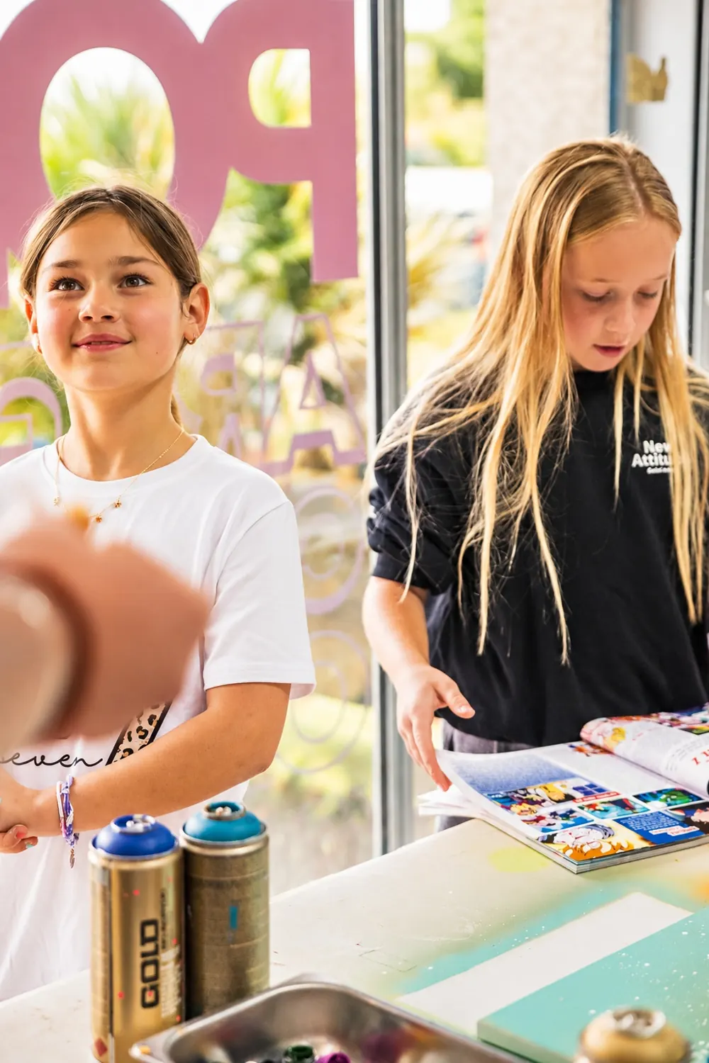 Une enfant sourit pendant l'atelier street art au [POD]