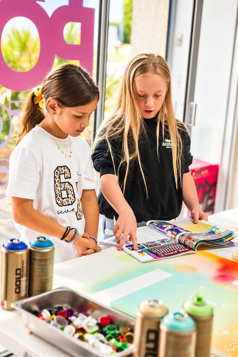 Préparation de l'atelier street art avec bombes et capuchons